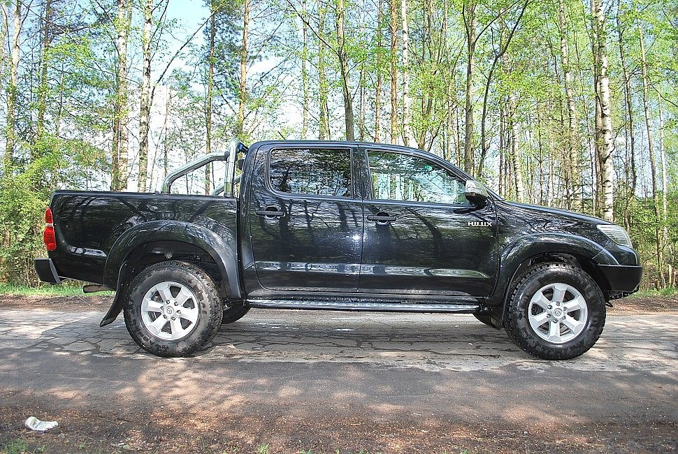 Силовой передний и задний бампер на Toyota Hi-lux 2012 года выпуска, разработаны и произведены "Лабораторией полного привода" г. С-Петербург. сайт: www.offroad-group.com Подготовка внедорожников любой сложности.