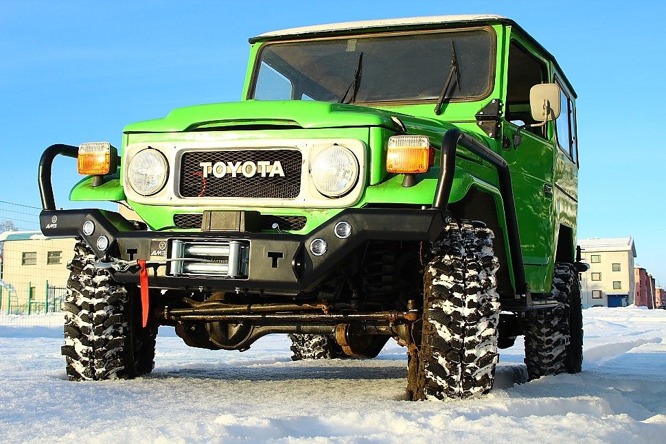 Передний силовой бампер на Toyota Land Cruiser 40 (bj 40) с защитой крыльев и лебедкой.