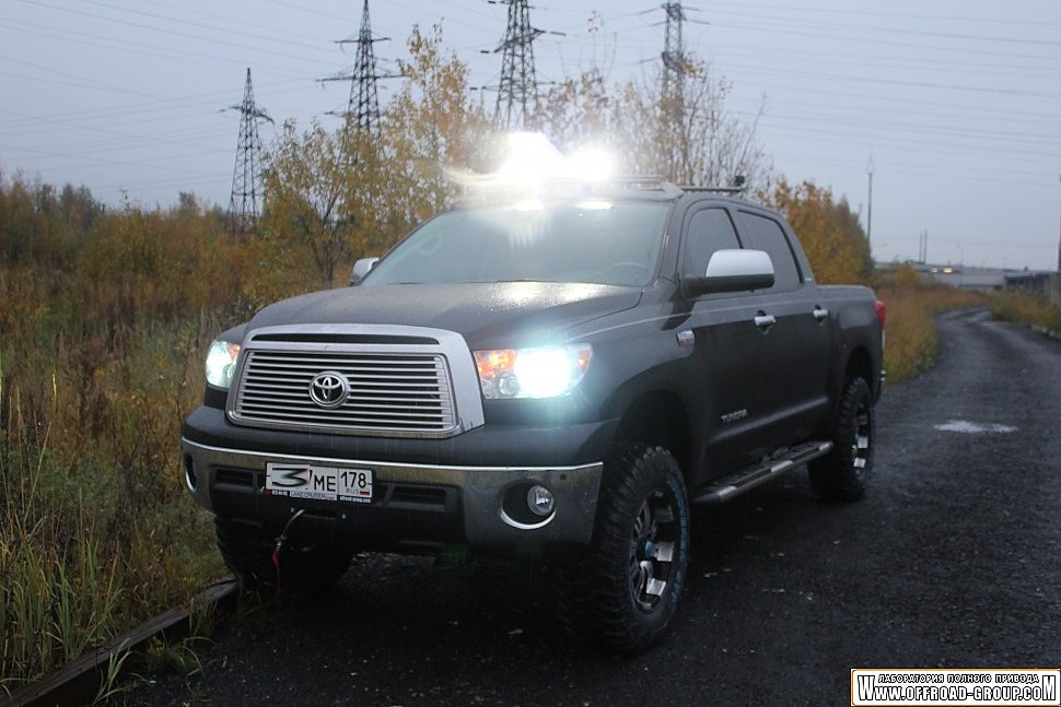 Toyota Tundra 2012 год, 5.7 L, лебедки Master Winch 12500 спереди и сзади в штатных бамперах, Боди лифт 5см, защита днища 8мм алюминий, пневмо подвеска, свет Prolight, колеса 35*12,5*18,
силовой обвес, лаборатория полного привода, площадка под лебедку, защита днища, боди лифт, лебедка в штатный бампер