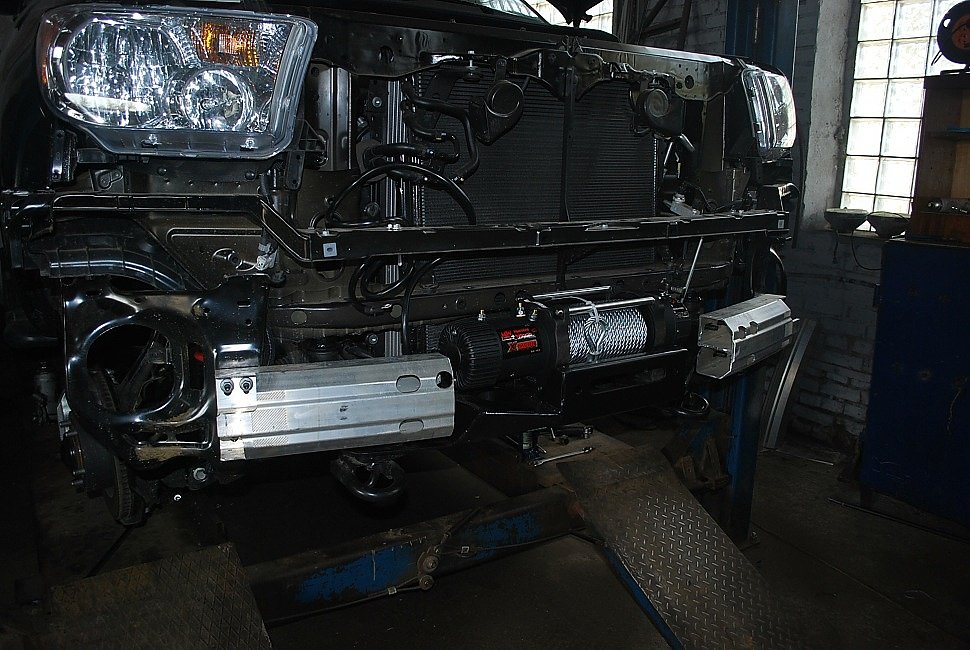 Toyota Tundra 2012 год, 5.7 L, лебедки Master Winch 12500 спереди и сзади в штатных бамперах, Боди лифт 5см, защита днища 8мм алюминий, пневмо подвеска, свет Prolight, колеса 35*12,5*18,
силовой обвес, лаборатория полного привода, площадка под лебедку, защита днища, боди лифт, лебедка в штатный бампер