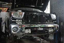 Toyota Tundra 2012 год, 5.7 L, лебедки Master Winch 12500 спереди и сзади в штатных бамперах, Боди лифт 5см, защита днища 8мм алюминий, пневмо подвеска, свет Prolight, колеса 35*12,5*18,
силовой обвес, лаборатория полного привода, площадка под лебедку, защита днища, боди лифт, лебедка в штатный бампер