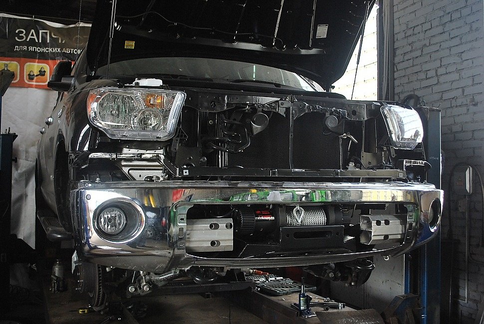 Toyota Tundra 2012 год, 5.7 L, лебедки Master Winch 12500 спереди и сзади в штатных бамперах, Боди лифт 5см, защита днища 8мм алюминий, пневмо подвеска, свет Prolight, колеса 35*12,5*18,
силовой обвес, лаборатория полного привода, площадка под лебедку, защита днища, боди лифт, лебедка в штатный бампер