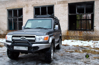 Силовой бампер передний Toyota Land Cruiser 76, 78, 79 (серия Рино)