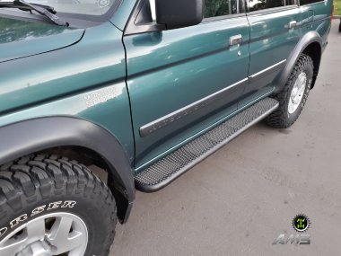 Силовые пороги трубные Mitsubishi Pajero Sport I / Montero sport